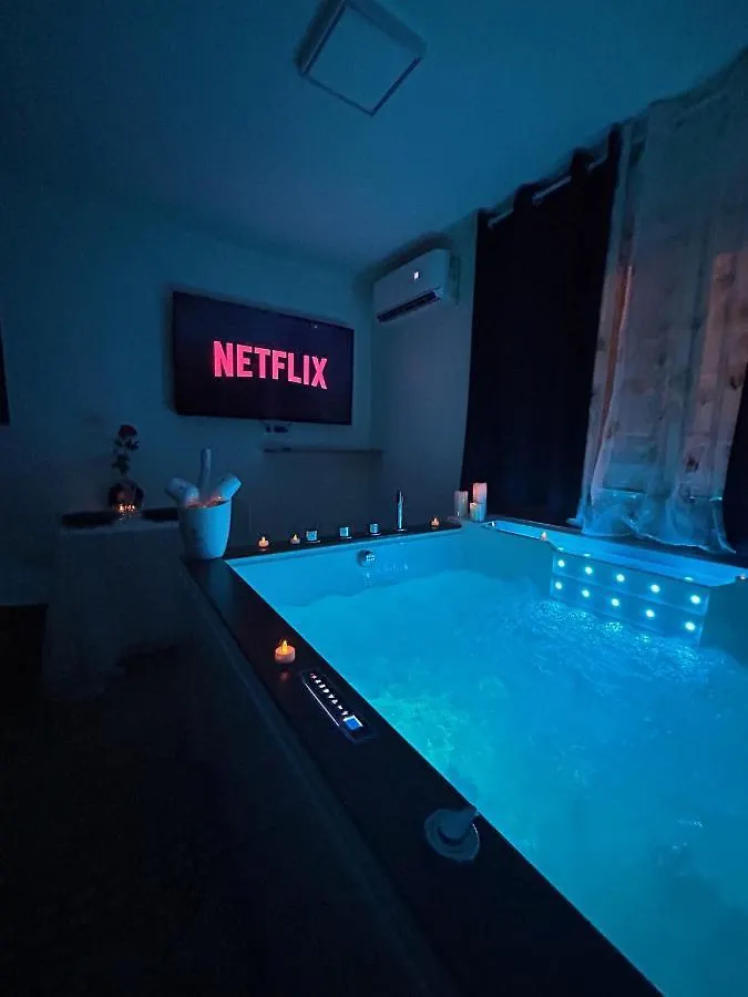 Apartment Love Room A Cannes - Appartement 25M2 Pour 2 Personnes Avec Un Jacuzzi Prive