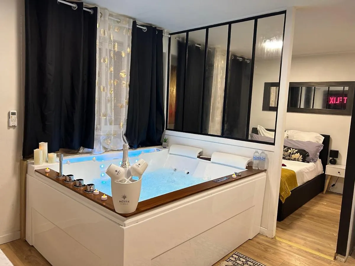 Love Room A Cannes - Appartement 25M2 Pour 2 Personnes Avec Un Jacuzzi Prive 0*,